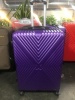 Пластиковый  чемодан с узором X. Цвет Фиолетовый Размер L. Съемные колеса